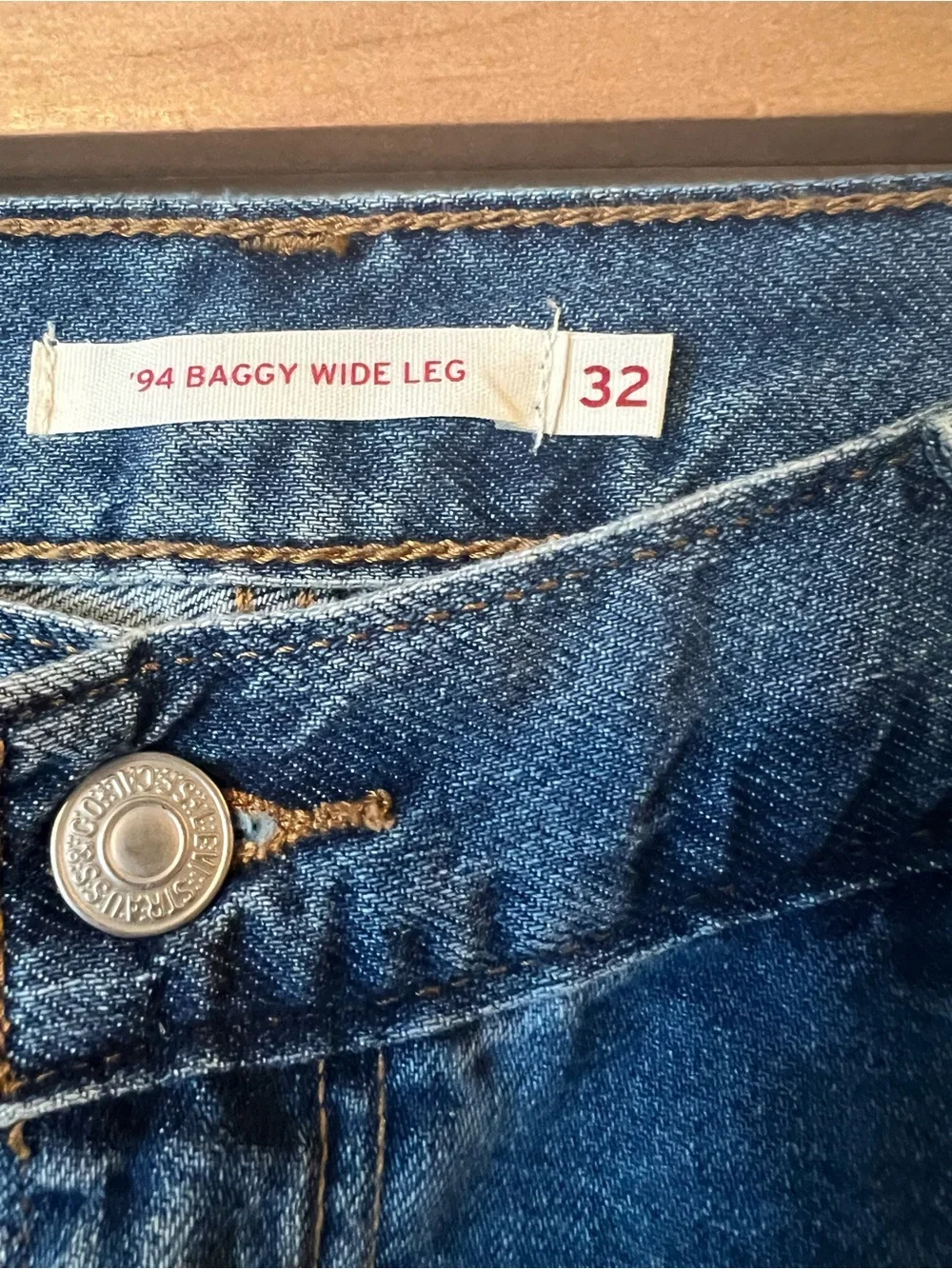 Levi's '94 Baggy Wide Leg jeans in a light-to-medium wash 32x31 NWT